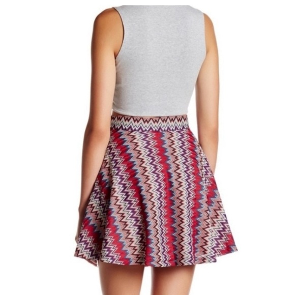 Romeo+Juliet Couture lined knit mini skirt chevron stripe invisible side zipper - Picture 7 of 7